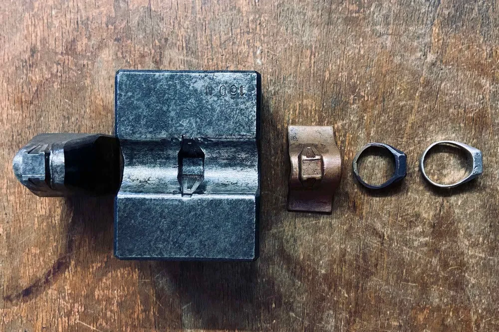 #013 - Signet Ring Box