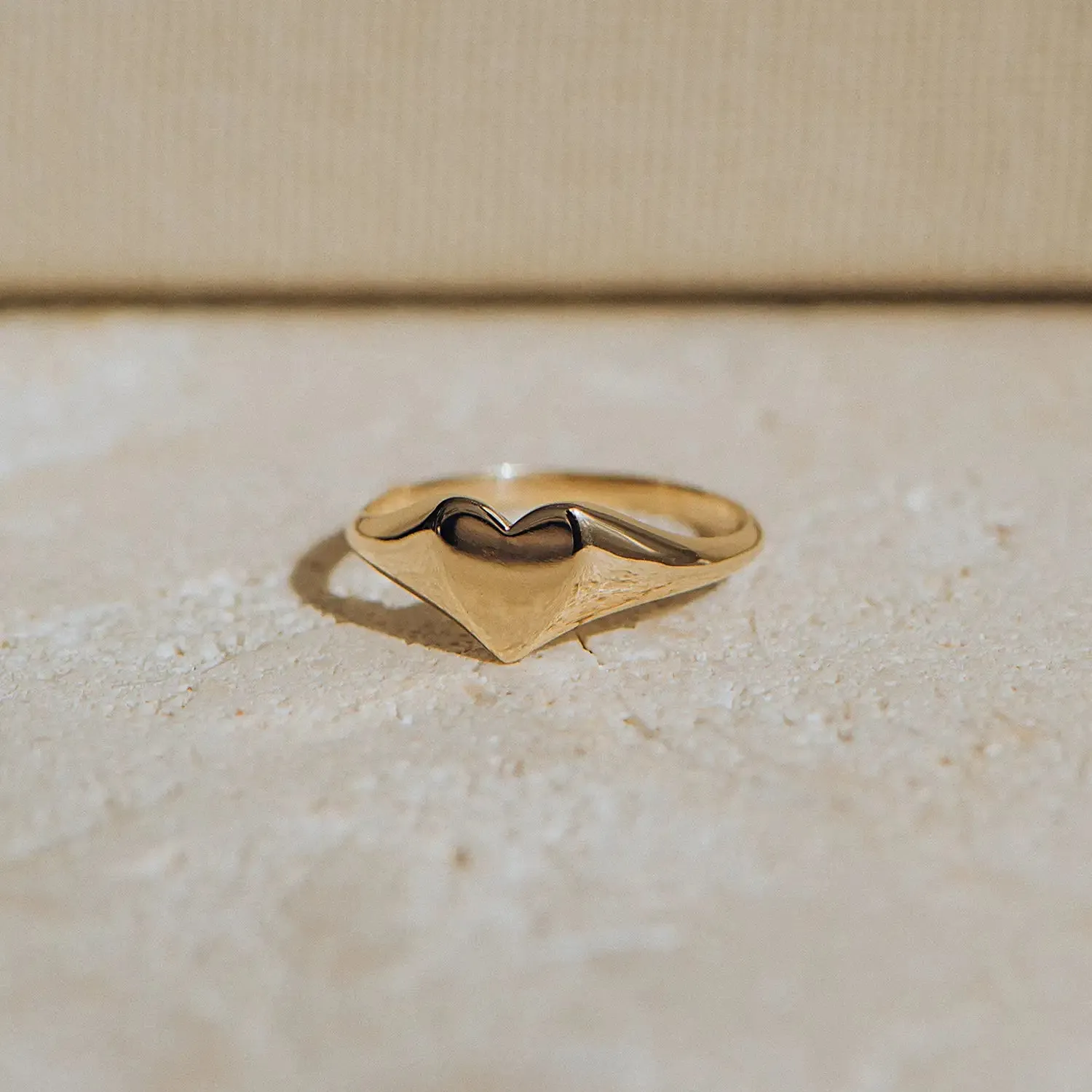 Lovely heart signet ring - 14k yellow gold